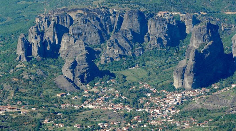 Οι βράχοι των Μετεώρων βυθίστηκαν στο σκοτάδι εξ αιτίας… «κυνηγών» χαλκού